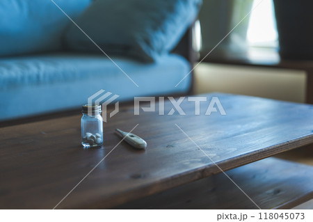 体温計と薬 118045073
