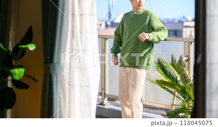 ベランダでの屋外メンズポートレート ベランダでの屋外メンズポートレート 118045075