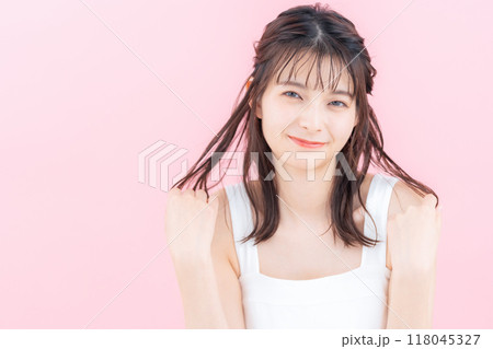 ピンクバックでスキンケアをする若い女性 118045327