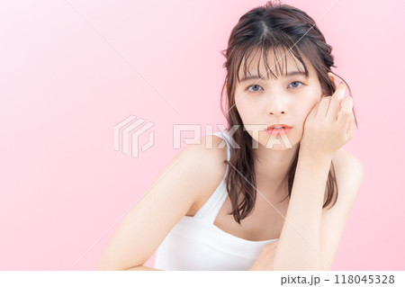 ピンクバックでスキンケアをする若い女性 118045328