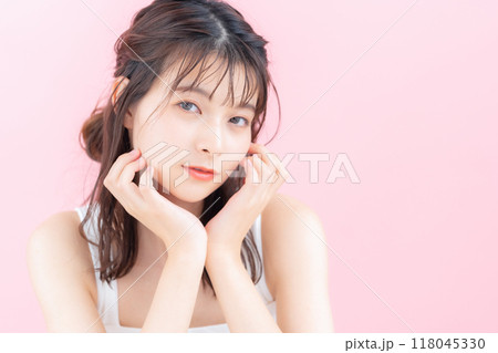 ピンクバックでスキンケアをする若い女性 ピンクバックでスキンケアをする若い女性 118045330