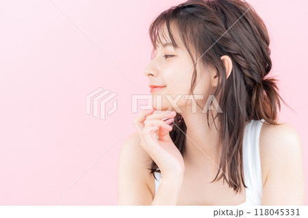 ピンクバックでスキンケアをする若い女性 118045331