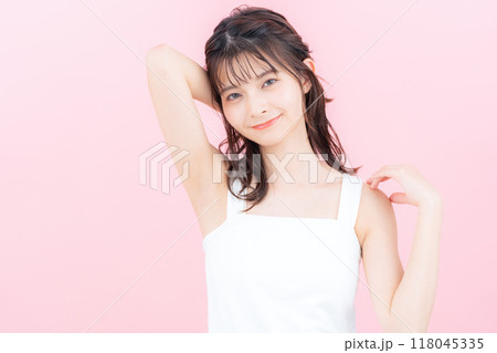 ピンクバックでスキンケアをする若い女性 118045335