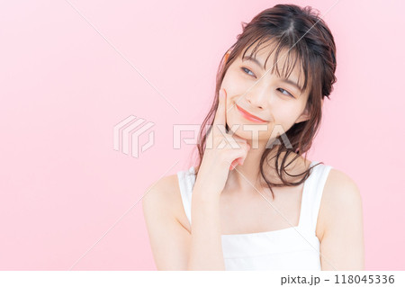 ピンクバックでスキンケアをする若い女性 118045336