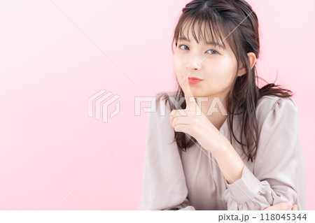 ピンクバックでスキンケアをする若い女性 118045344