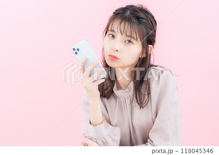 ピンクバックでスキンケアをする若い女性 ピンクバックでスキンケアをする若い女性 118045346