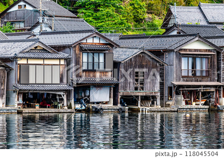 京都 伊根の舟屋　沿岸に立ち並ぶ舟屋群 118045504