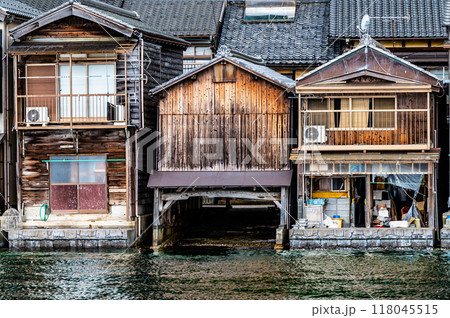 京都 伊根の舟屋　沿岸に立ち並ぶ舟屋群 118045515