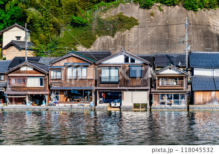 京都 伊根の舟屋　沿岸に立ち並ぶ舟屋群 118045532