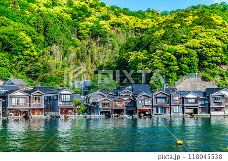 京都 伊根の舟屋　沿岸に立ち並ぶ舟屋群 118045538