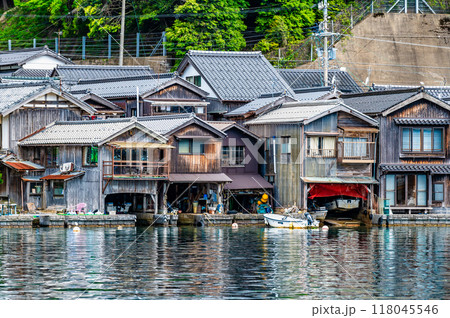 京都 伊根の舟屋　沿岸に立ち並ぶ舟屋群 118045546