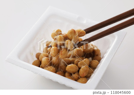 パックに入った納豆 118045600