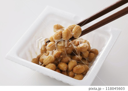 パックに入った納豆 118045603
