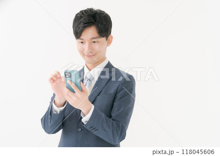 スマホを操作するビジネスマン スマホを操作するビジネスマン 118045606