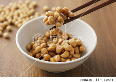 納豆を箸で持ち上げているシーン 118045684