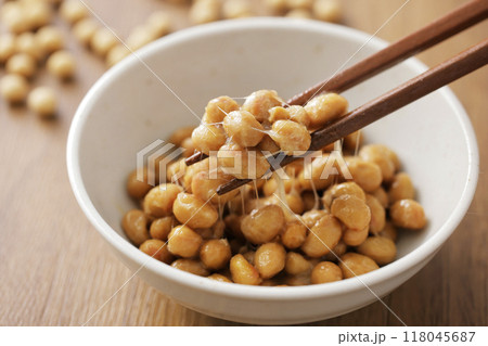 納豆を箸で持ち上げているシーン 納豆を箸で持ち上げているシーン 118045687