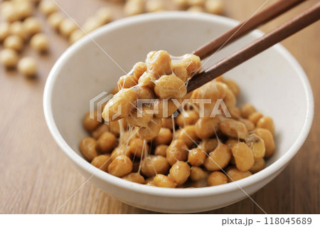 納豆を箸で持ち上げているシーン 納豆を箸で持ち上げているシーン 118045689