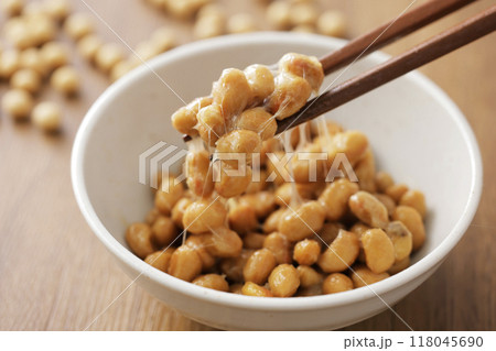 納豆を箸で持ち上げているシーン 納豆を箸で持ち上げているシーン 118045690
