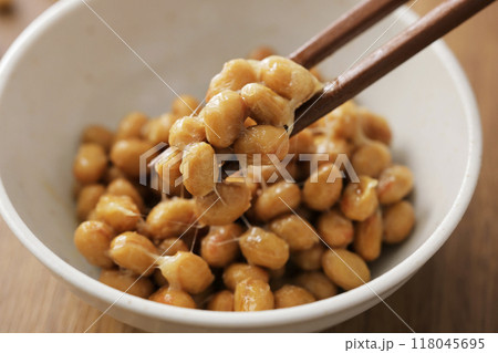 納豆を箸で持ち上げているシーン 納豆を箸で持ち上げているシーン 118045695