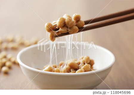 納豆を箸で持ち上げているシーン 納豆を箸で持ち上げているシーン 118045696