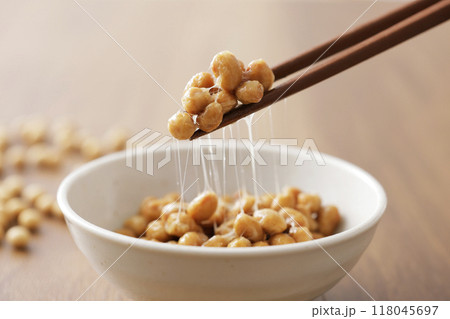 納豆を箸で持ち上げているシーン 納豆を箸で持ち上げているシーン 118045697