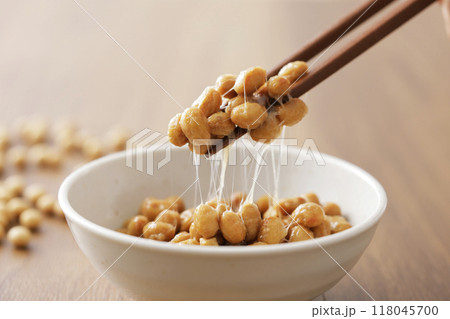 納豆を箸で持ち上げているシーン 118045700
