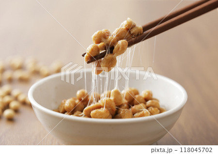 納豆を箸で持ち上げているシーン 納豆を箸で持ち上げているシーン 118045702