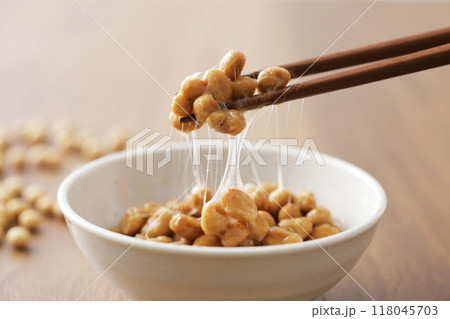 納豆を箸で持ち上げているシーン 納豆を箸で持ち上げているシーン 118045703