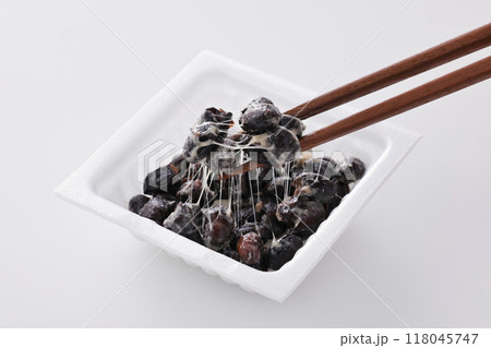 パックに入った黒豆納豆 パックに入った黒豆納豆 118045747