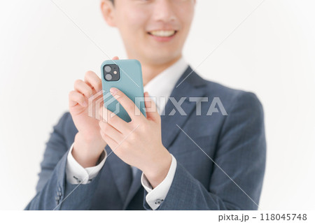 スマホを操作するビジネスマン スマホを操作するビジネスマン 118045748