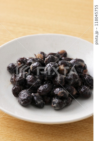小皿に盛った黒豆納豆 118045755