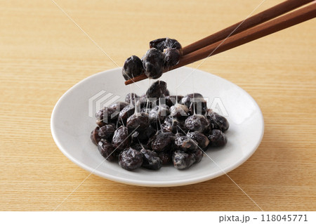 黒豆納豆を箸で持ち上げる 黒豆納豆を箸で持ち上げる 118045771