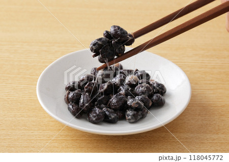 黒豆納豆を箸で持ち上げる 118045772