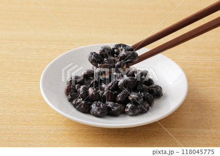 黒豆納豆を箸で持ち上げる 黒豆納豆を箸で持ち上げる 118045775