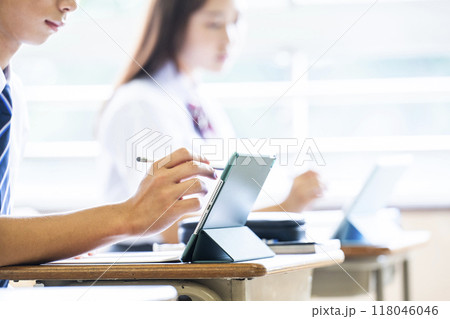 授業　タブレット　タッチペン　手元　イメージ 118046046