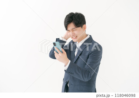 スマホを見て悩むビジネスマン スマホを見て悩むビジネスマン 118046098