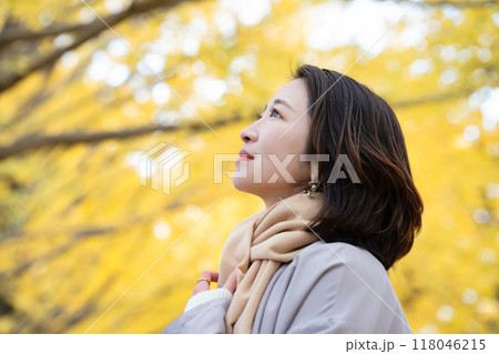 紅葉狩りを楽しむ若い女性 118046215