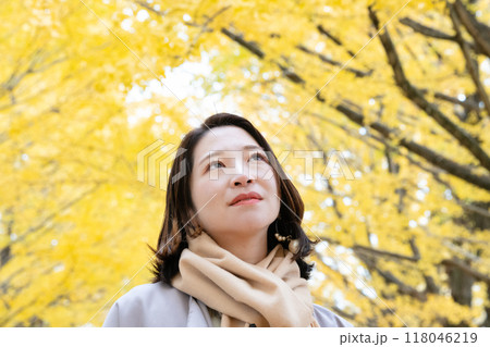 紅葉狩りを楽しむ若い女性 118046219