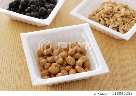 パックに入った3種類の納豆 118046252