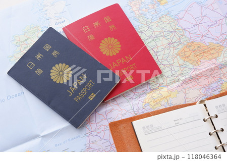 日本のパスポート（一般旅券10年用赤色と一般旅券5年用紺色）を用意して海外旅行を計画しているイメージ 118046364