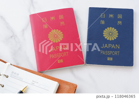 日本のパスポート(一般旅券10年用赤色と一般旅券5年用紺色)を用意して海外旅行を計画しているイメージ 日本のパスポート(一般旅券10年用赤色と一般旅券5年用紺色)を用意して海外旅行を計画しているイメージ 118046365