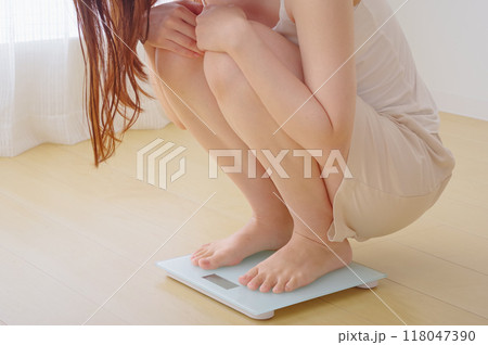 体重を計る女性(顔なし) 体重を計る女性(顔なし) 118047390