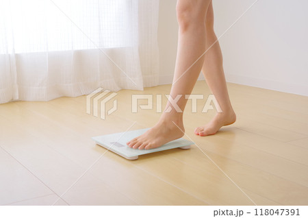 体重を計る女性(顔なし) 体重を計る女性(顔なし) 118047391
