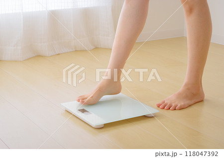 体重を計る女性(顔なし) 体重を計る女性(顔なし) 118047392