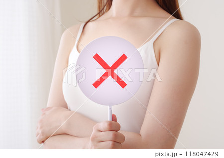 NGサインを出すキャミソールの女性 NGサインを出すキャミソールの女性 118047429