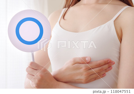 OKサインを出すキャミソールの女性 OKサインを出すキャミソールの女性 118047551