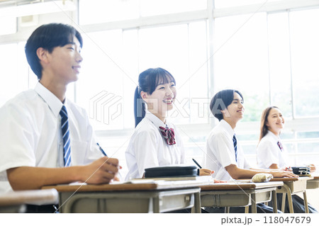 授業　教室　男女　高校　中学校　笑顔 118047679