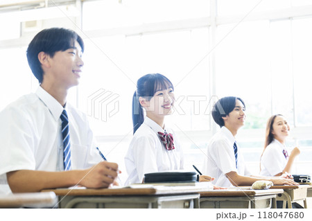 授業　教室　男女　高校　中学校　笑顔 118047680