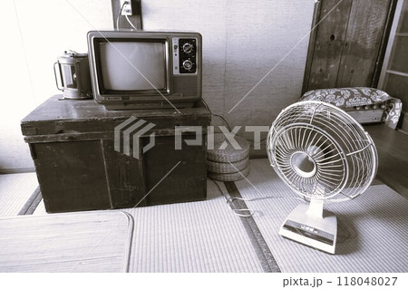 昭和レトロな家電が置かれた懐かしのモノクロ風景 昭和レトロな家電が置かれた懐かしのモノクロ風景 118048027