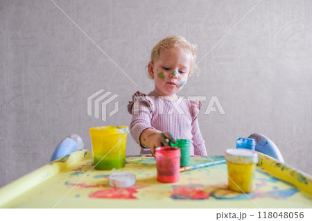 Female toddler drawing at table 118048056